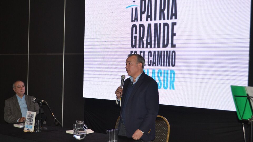 Alejandro Carlen presenta propuestas en la Feria del Libro y expresa sus aspiraciones para gobernar Corrientes Alejandro Carlen presenta propuestas en la Feria del Libro y expresa sus aspiraciones para gobernar Corrientes